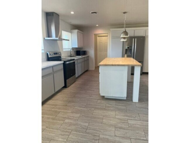 Foto del edificio - 3 bedroom 2 bathroom newly remodeled