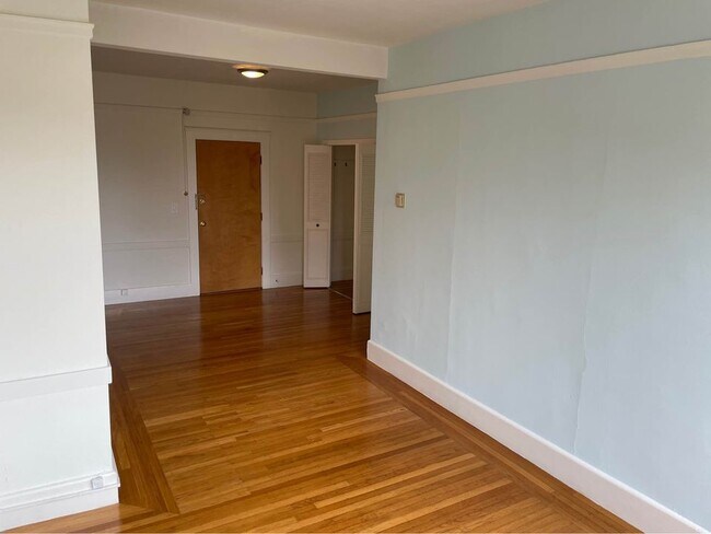 Estudio con vista a la entrada - 635 Irving St