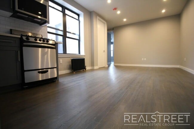 Building Photo - 2 BR in Crown Heights!