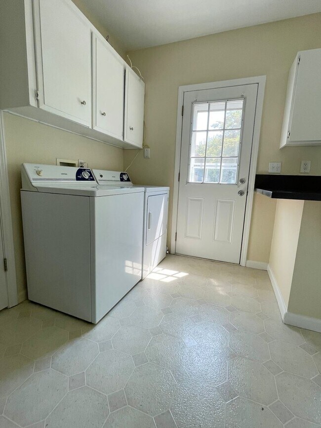 Foto del edificio - Quiet and Cozy Two Bed in SW Portland 5 plex~ Open Floor Plan~ Great Shared Outdoor Space~ Off St...