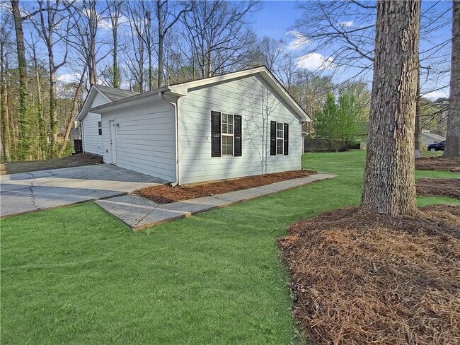 Building Photo - 9376 Hidden Hollow Trail