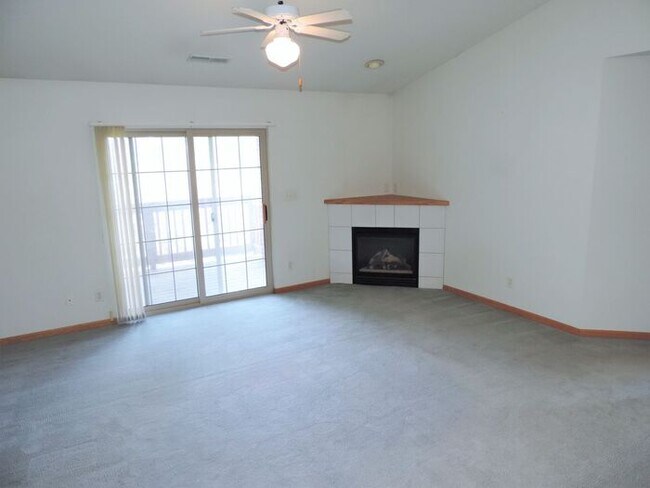 Foto del edificio - $1,210 | 2 Bedroom, 1 Bathroom Condo | Sublease | Pet Friendly* | Available for an Immediate Move...