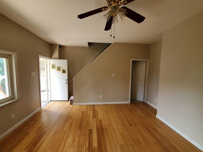 Foto del edificio - AVAILABLE JULY 2024 -Charming 3 Bedroom Ho...