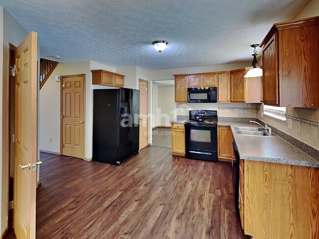 Foto del edificio - 5734 Cedar Lawn Dr