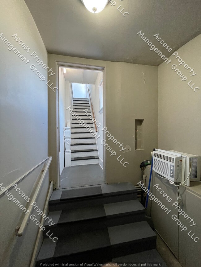 Foto del edificio - NE Side One Bedroom Large Upper Unit