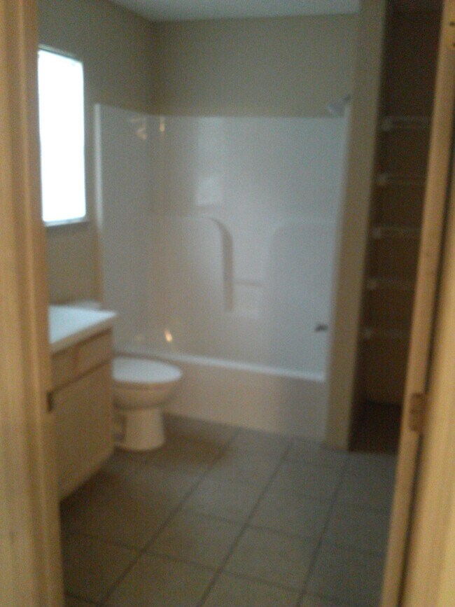 Building Photo - 182-184 Southwinds Drive