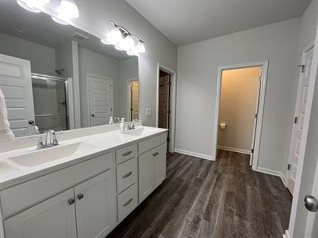 Foto del edificio - Beautiful 4-Bedroom Home with Office, Bonu...
