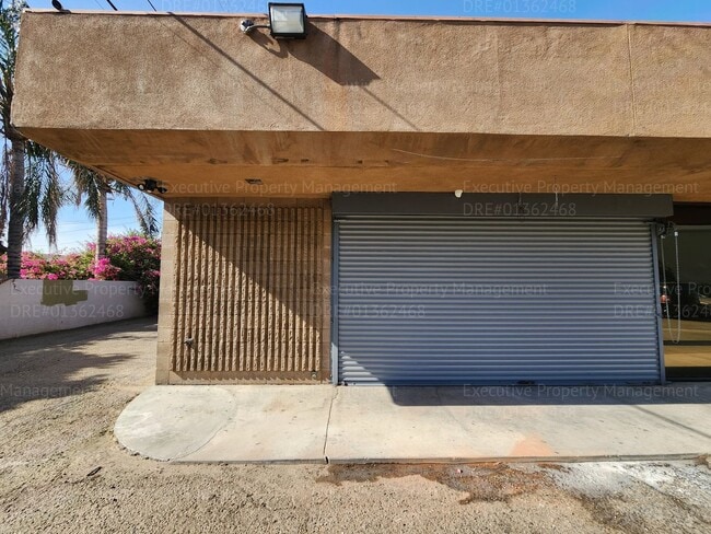 Building Photo - Commercial space 3 rooms, 2 storage rooms,...