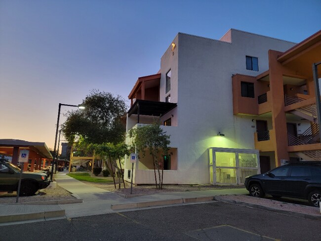 Foto del edificio - 1005 E 8th St