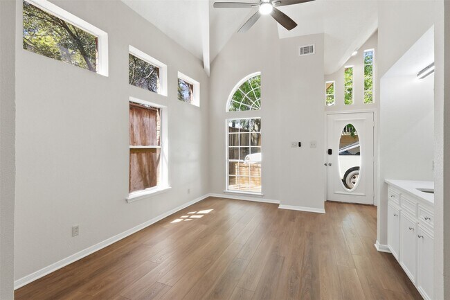 Foto del edificio - 5515 Strack Rd