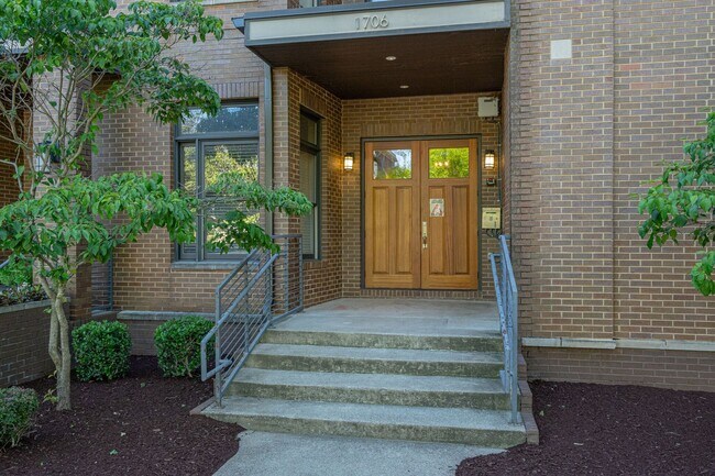 Foto del edificio - Stunning 3BR/2.5BA Condo in Prime Belmont/...