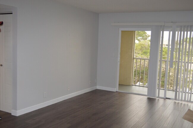 Building Photo - 1531 SE Royal Green Cir