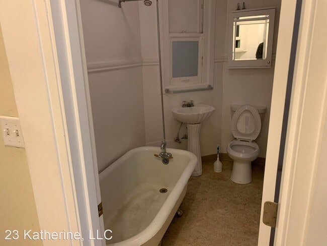 Building Photo - Studio, 1 bath Apartment - 621 NW 23rd Ave.