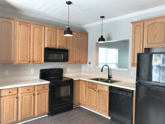 Large open kitchen with plenty of storage space - 3403 Baton Rd