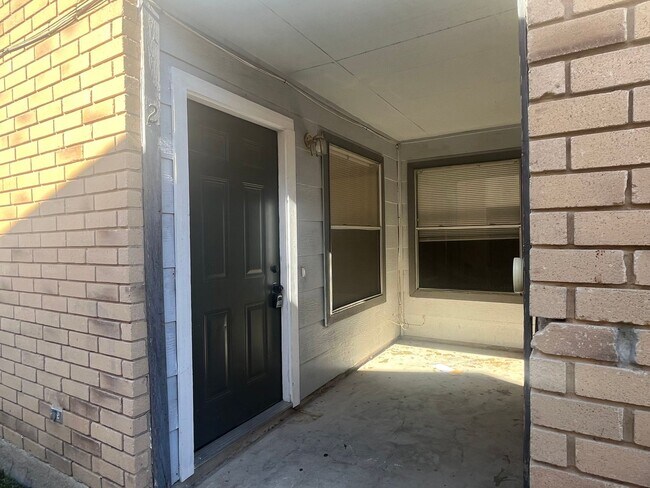 Foto del edificio - 5523 Lochmoor #2, San Antonio, TX. 78244