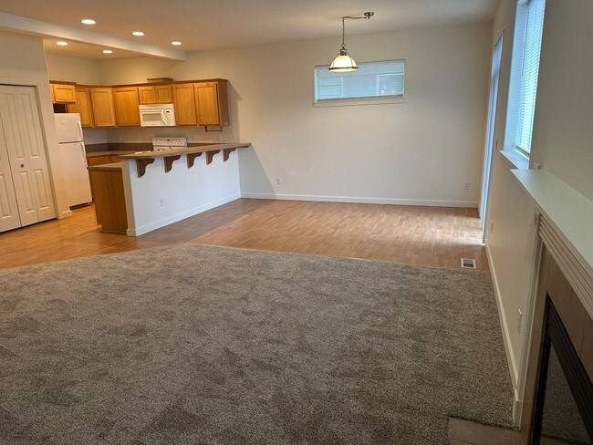 Building Photo - $500 OFF FIRST FULL MONTH - Fresh Paint, n...