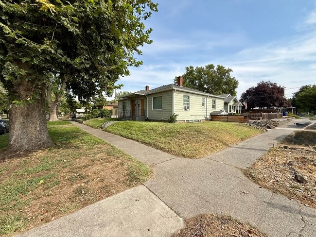 Building Photo - 1027 7th St