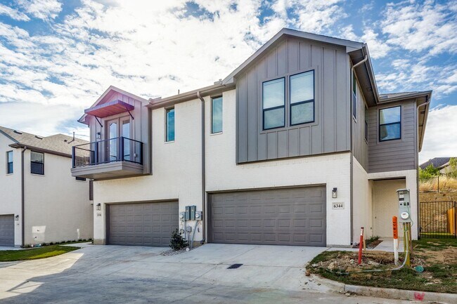 Building Photo - Modern 3 Bedroom / 2.5 Bath Townhome in Fo...