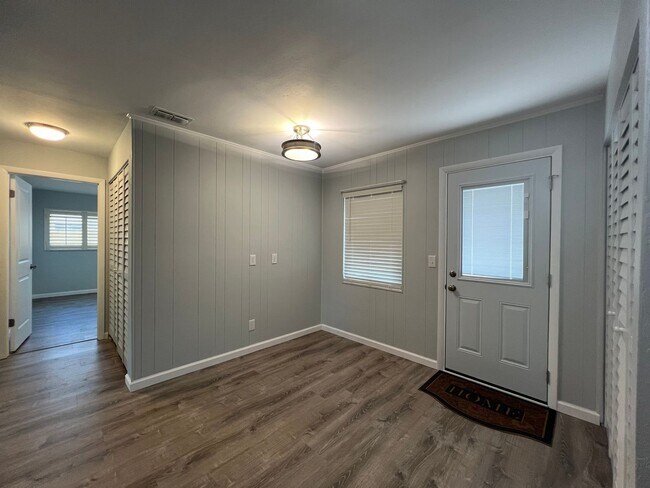 Foto del edificio - 5173 Pineland Ave