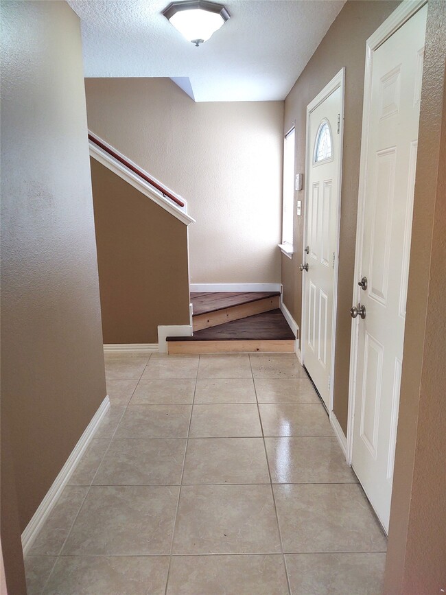 Building Photo - 10802 Meadow Walk Ln