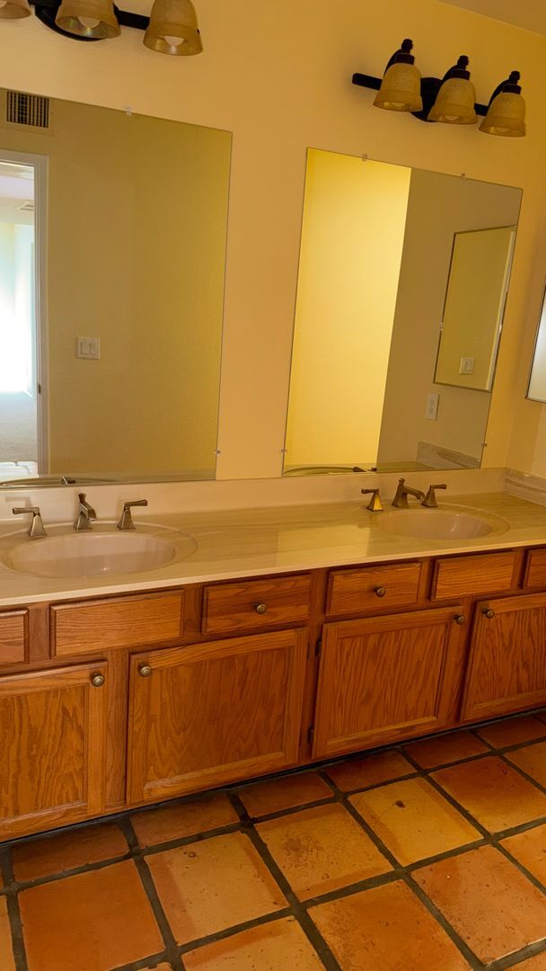 Building Photo - Spacious Towhhouse with Sautillo Tile