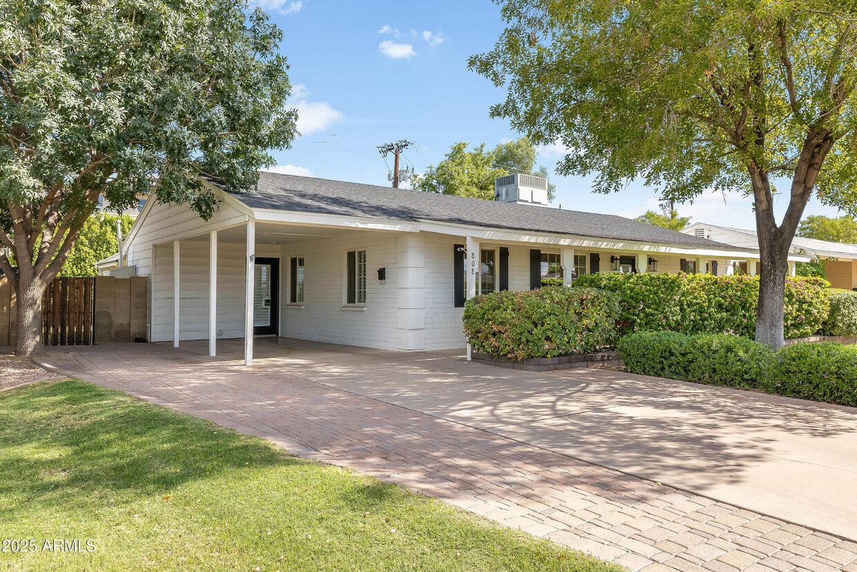 Foto principal - 808 E Cavalier Dr