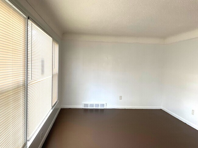 Building Photo - 18573 Riverview
