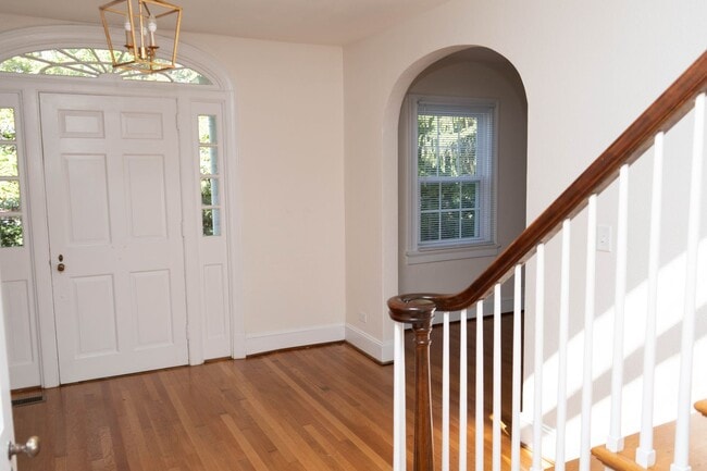 Foto del edificio - 3 Bedroom Home Located Near UVA