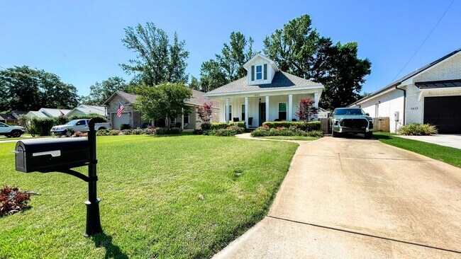 Building Photo - Custom built, almost brand new one story 3...