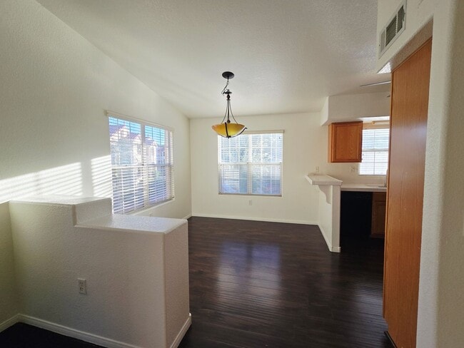 Building Photo - BEAUTIFUL UPGRADED CONDO ON THE 2ND FLOOR