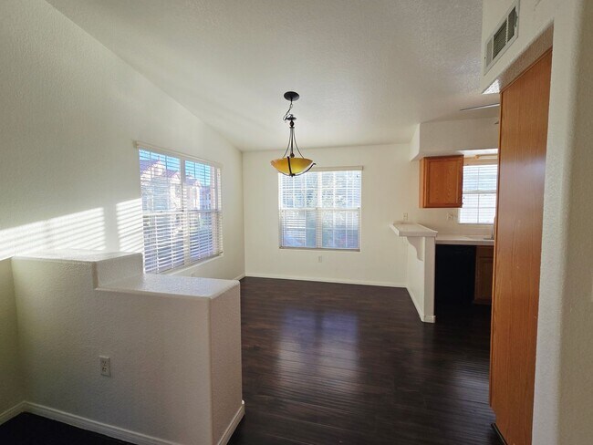 Foto del edificio - BEAUTIFUL UPGRADED CONDO ON THE 2ND FLOOR