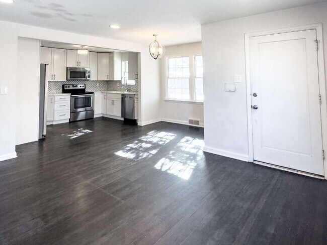 Foto del edificio - "Spacious 5-Bedroom Gem on Locust Street – 2,053 Sq. Ft. of Comfort in Denver's Heart!"