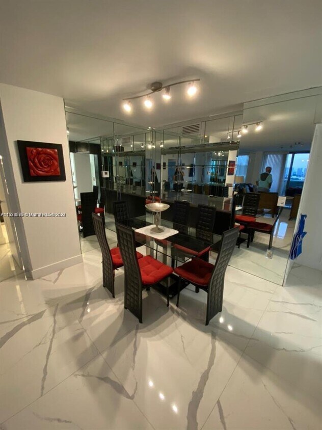 Foto principal - 3675 N Country Club Dr