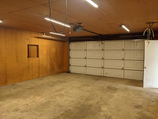 Building Photo - 3232 Lone Pine Rd