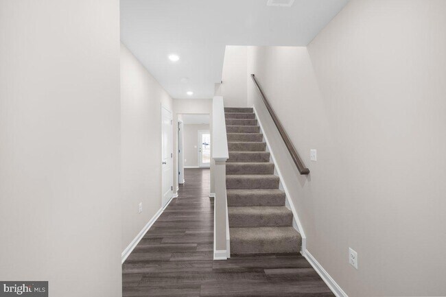 Building Photo - 569 Seeback Dr