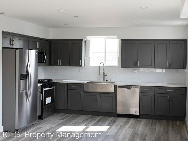 Building Photo - 3 br, 3 bath Apartment - 2104 Hauser Blvd....