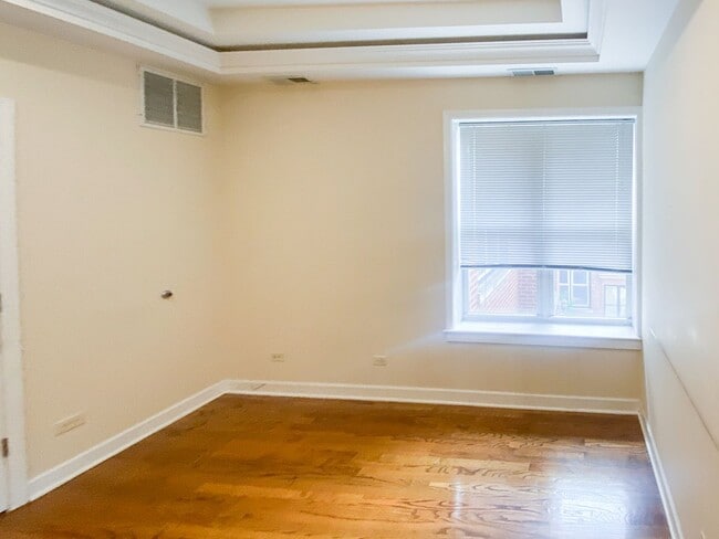 Building Photo - 842 W Cornelia Ave