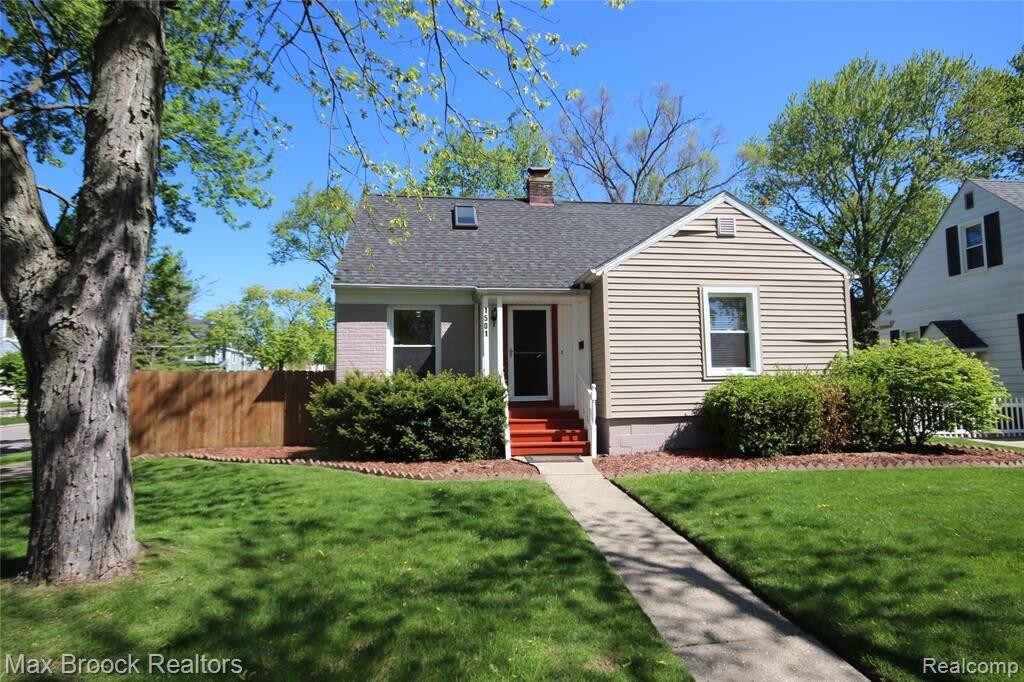 Primary Photo - 1501 Penistone St