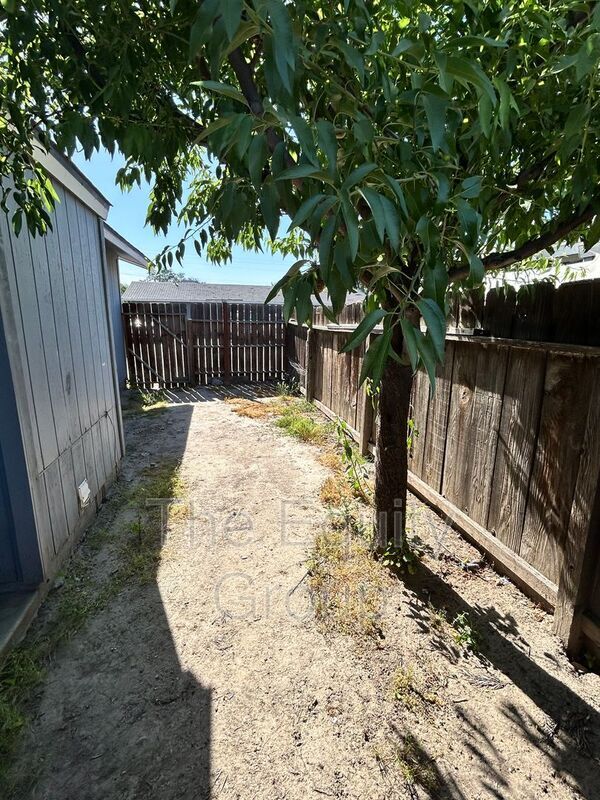 Building Photo - 10943 Thompson Dr
