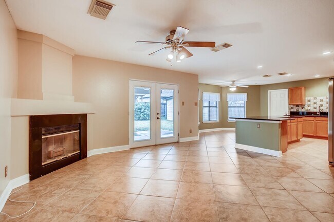 Foto del edificio - 4 bedroom located 6 miles from Randolph Ai...
