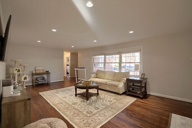 Foto del edificio - Call Sabrina Thomas Office at 757-767-0767 for more information