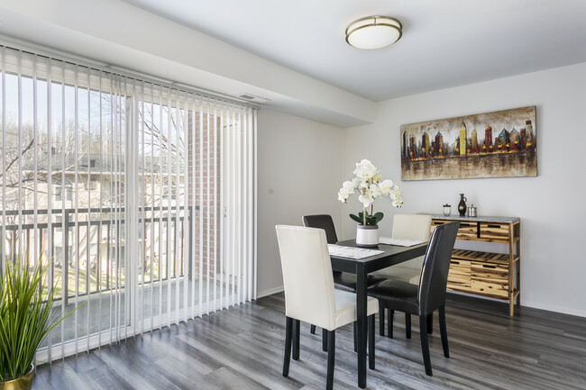 Garden Dining Room - TowsonTown Place Apartments