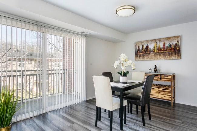 Garden Dining Room - TowsonTown Place Apartments