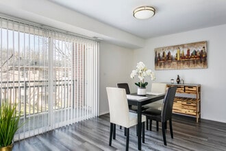 Garden Dining Room - TowsonTown Place Apartments