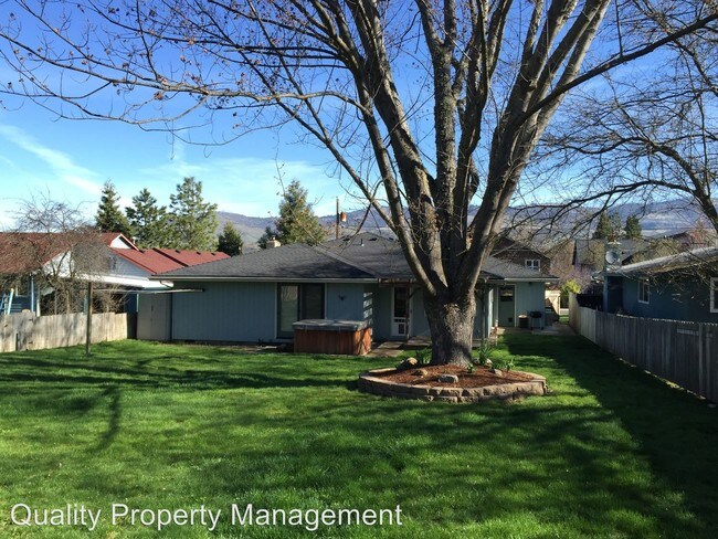 Building Photo - 1724 Lithia Way