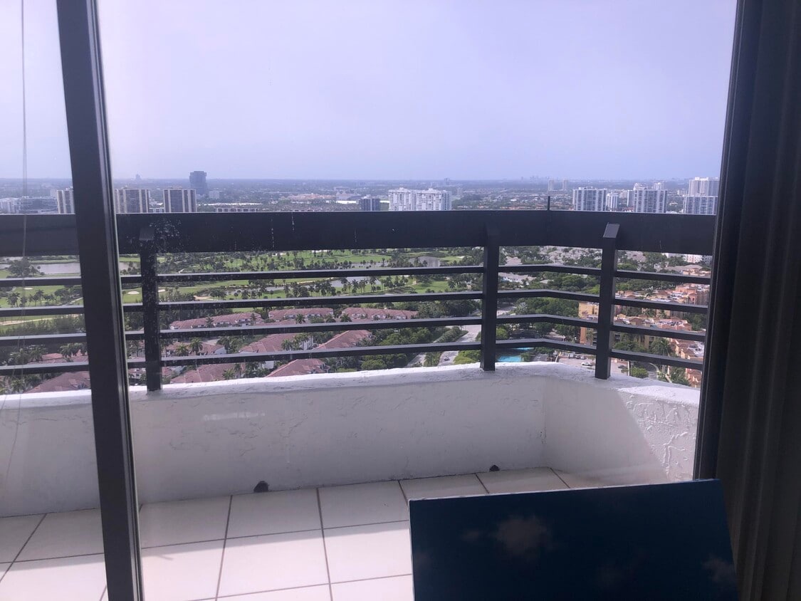 Foto principal - 3500 Mystic Pointe Dr