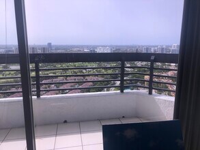 Building Photo - 3500 Mystic Pointe Dr