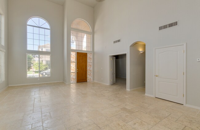 Foto del edificio - 1425 W Commerce Ave