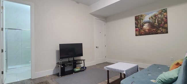 Photo du bâtiment - 16777 16A Av