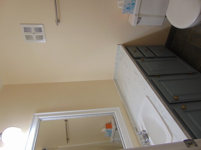 Building Photo - 683 E Fox Hills Dr